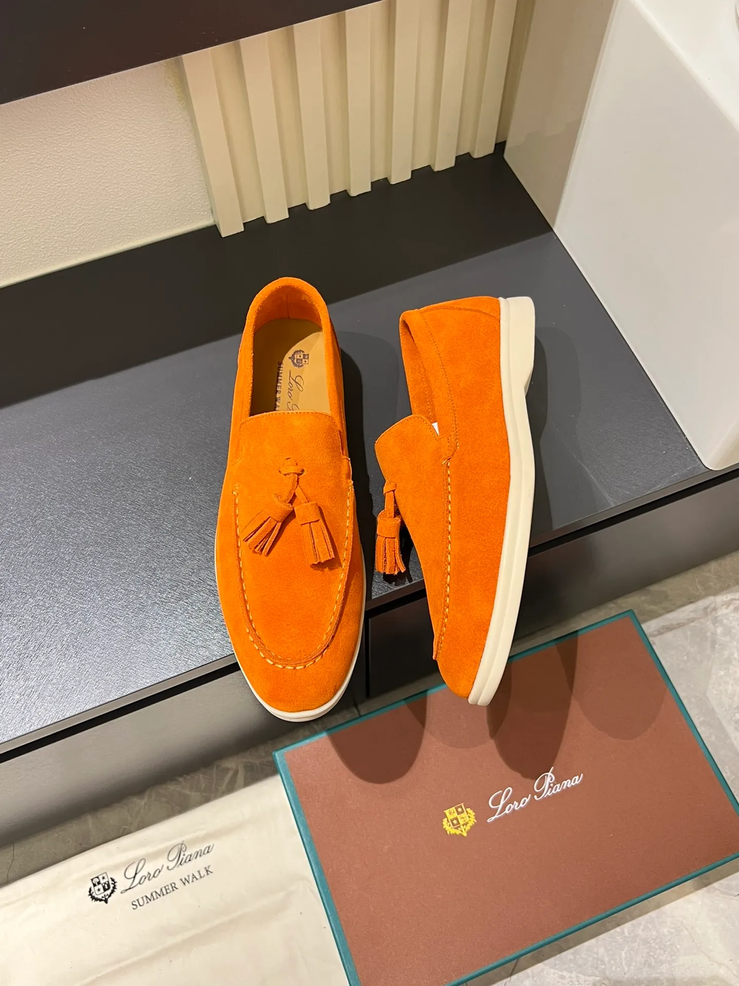 Men's shoes 💰p360 "Loro men's shoes 💰pian'*" Classic L men's shoes for couples 💰p Top version British flat loafers, a must-have item in old money style, the minimalist design is eye-catching and durable, a plus point for dressing The soft foot feel and texture are outstanding. They don’t scratch your feet and are very nice. They are matched with soft and waxy soles. They can be worn daily for a long time without getting tired. They are easy to wear, versatile and classic items, with perfect foot feel and texture! Imported cashmere fabric, the lining is made of imported A-grade water-dyed cow lining, the top version of the genuine leather midsole is sewn with pure handmade mark thread! Size: Female 35-40 (34. Customized) Male 38-44 (45.46. Customized)